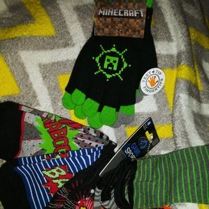 *SOLD* Minecraft Gloves Text Tip & 5 Pair of Socks